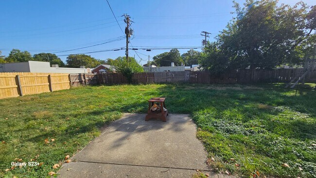Building Photo - 3 bedroom with fenced yard