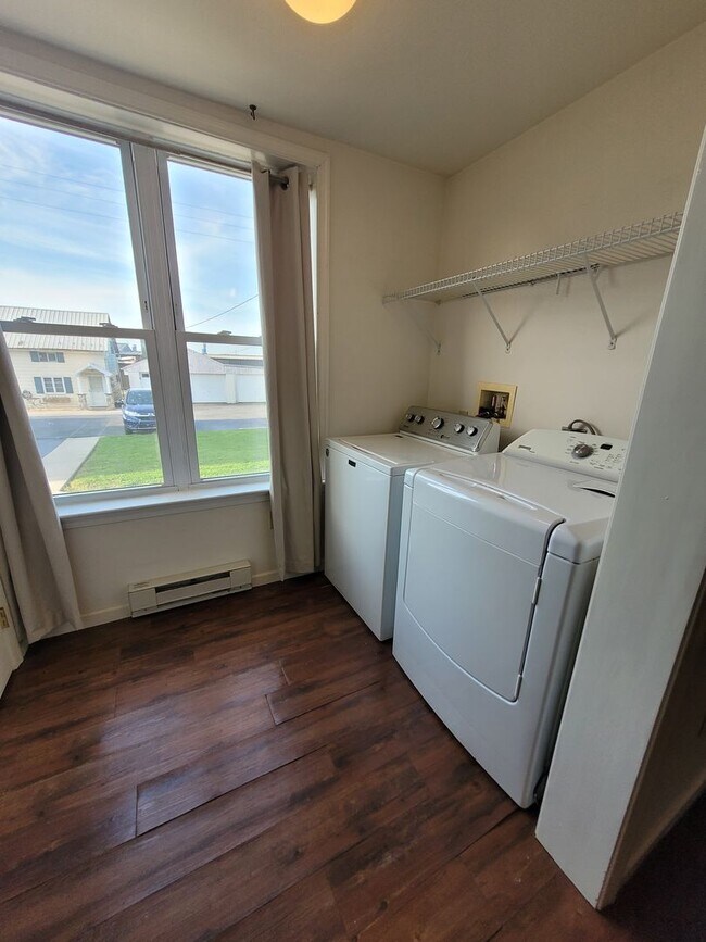 Building Photo - 984 W Main St