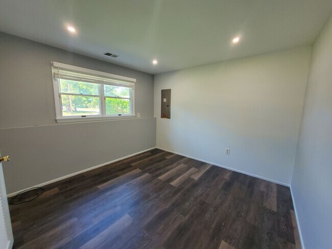 Building Photo - Single family, bi-level home with 4-bedrooms (one bedroom on ground level), 2.5 bathrooms, attach...