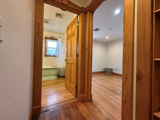 Building Photo - 2833 Kent Dr