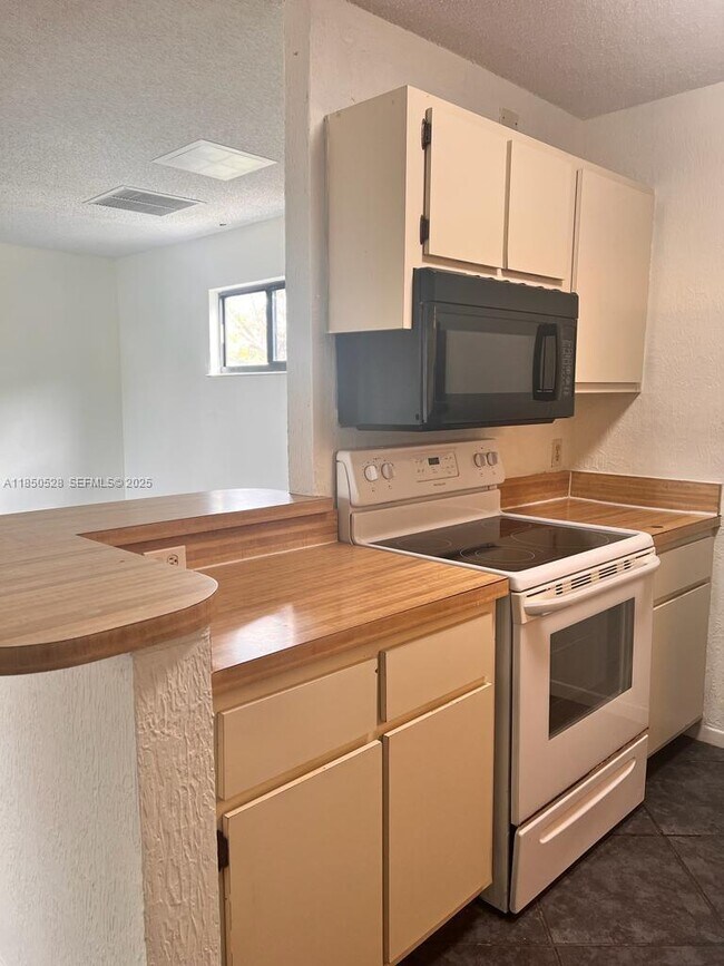 Building Photo - 17 Crossings Cir