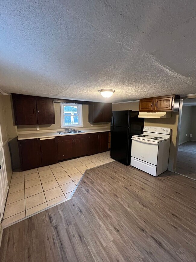 Building Photo - 16 Western Ave