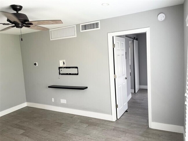 Building Photo - 5328 NE 6th Ave