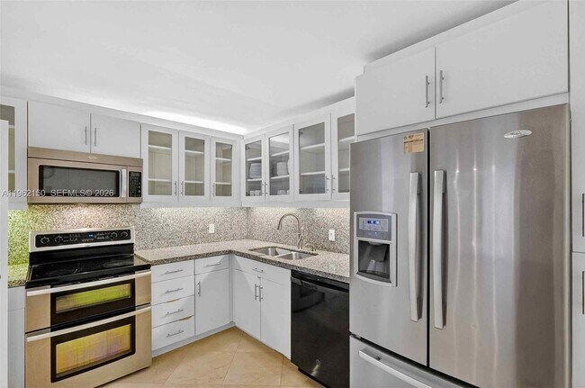 Building Photo - 2 Grove Isle Dr