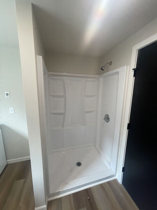 Building Photo - Updated 8 Bedroom Home for Rent!