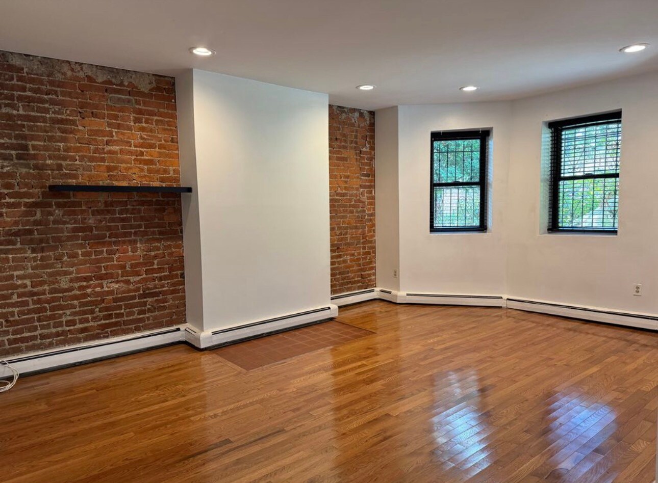 Building Photo - 390 Riverway