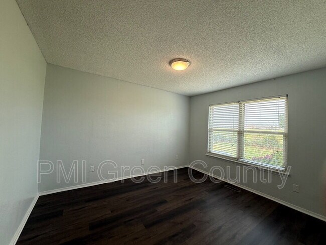 Building Photo - 322 W Quantico St