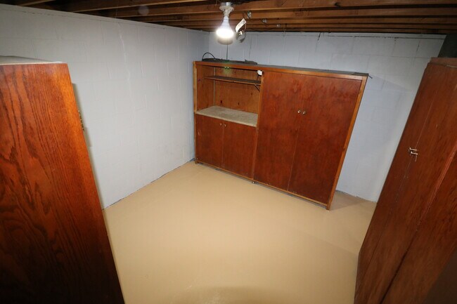 Building Photo - 1409 Thomas Dr