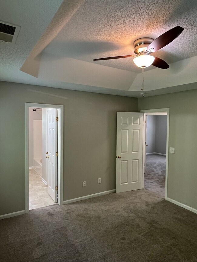 Building Photo - Great 3 Bed, 2.5 Bath house in University ...