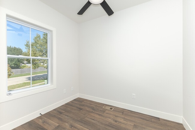 Building Photo - 1613 Belclare Rd