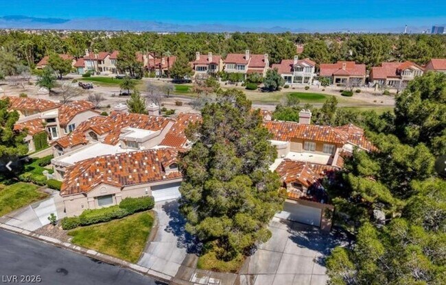 Building Photo - 8243 Round Hills Cir