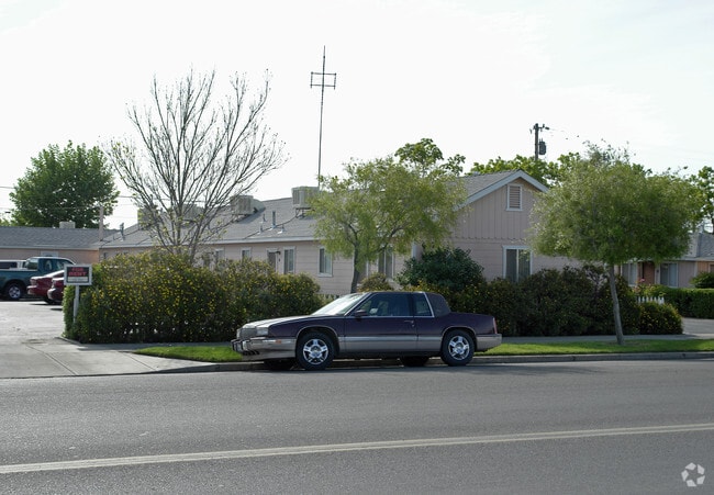 Building Photo - 6878 N Winton Way