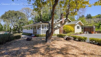 Building Photo - ~Beautiful 2 Bedroom - 2 Bath Main Home Pl...