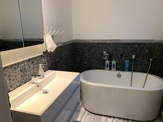 Building Photo - 9007 NE 10th Ave