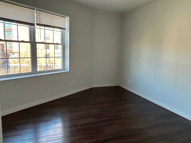 Building Photo - 7441 N Rogers Ave