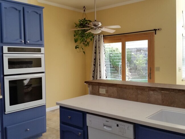 Building Photo - Charming 3-Bedroom Home in Folsom – Availa...