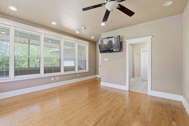 Building Photo - 1305 Cometa St