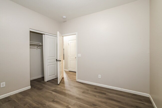 Building Photo - 2558 W Lynne Ln