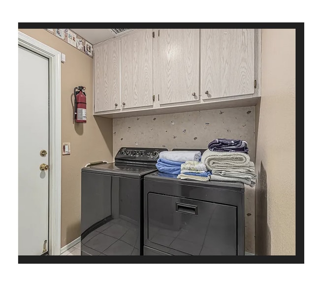 Building Photo - 461 E Pinto Dr