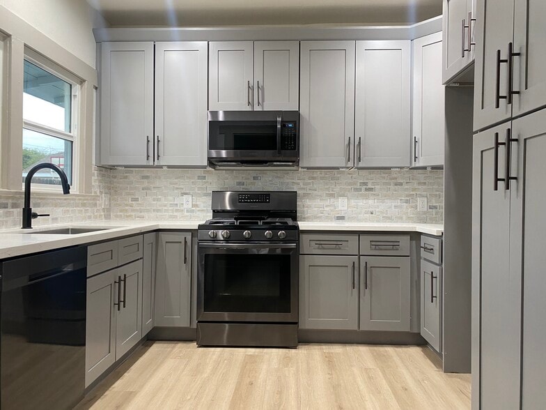 Building Photo - 1826 Lincoln Ave