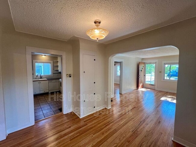 Building Photo - 1405 16th Ave