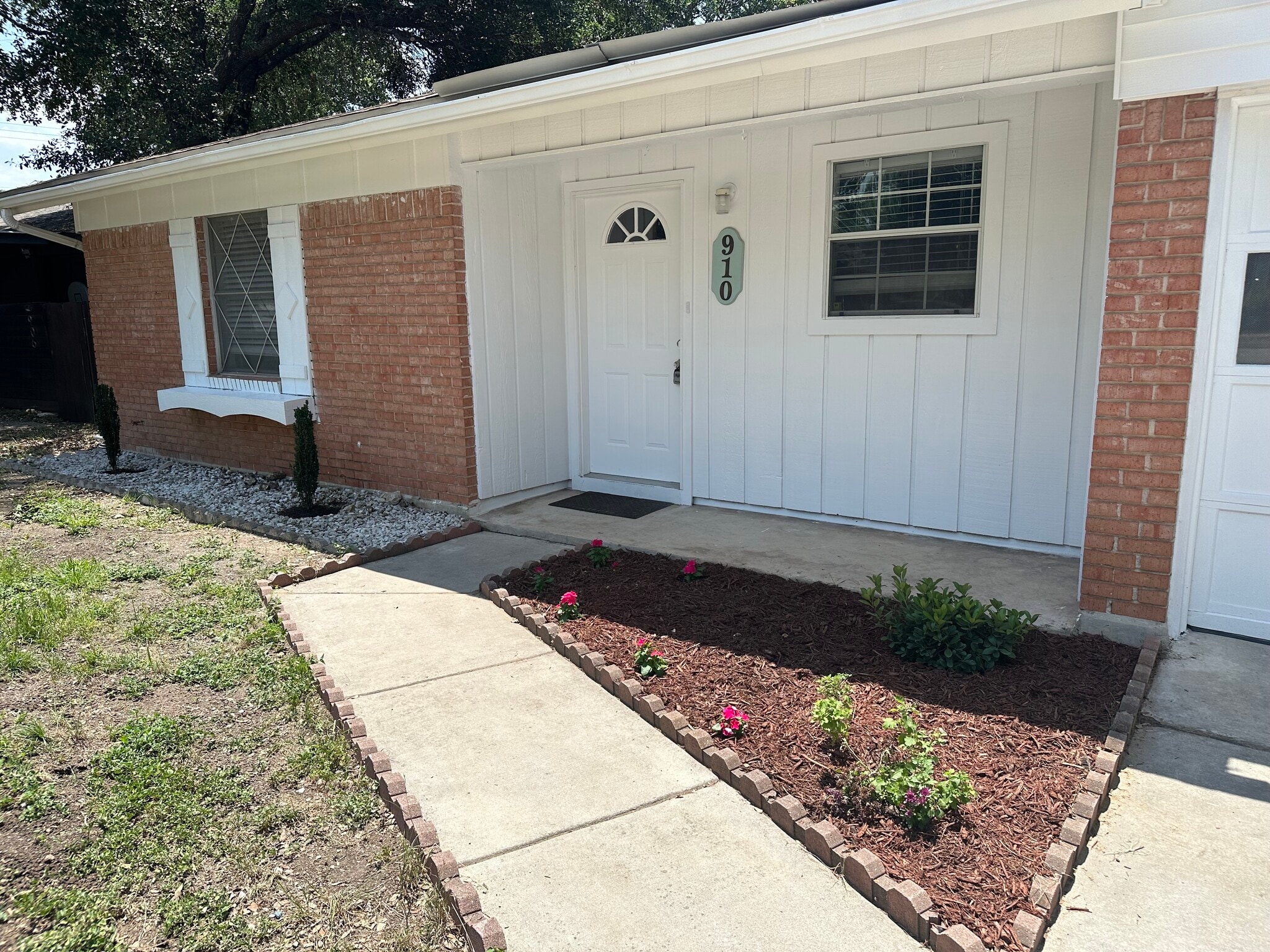 Main entrance - 910 Morey Peak Dr