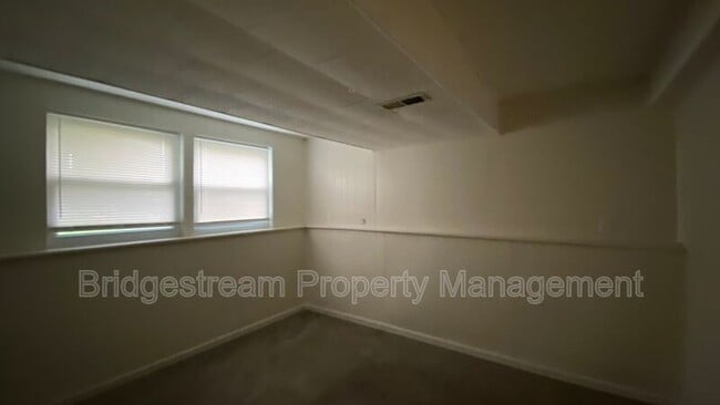 Building Photo - 105 Bedford Farm Cir