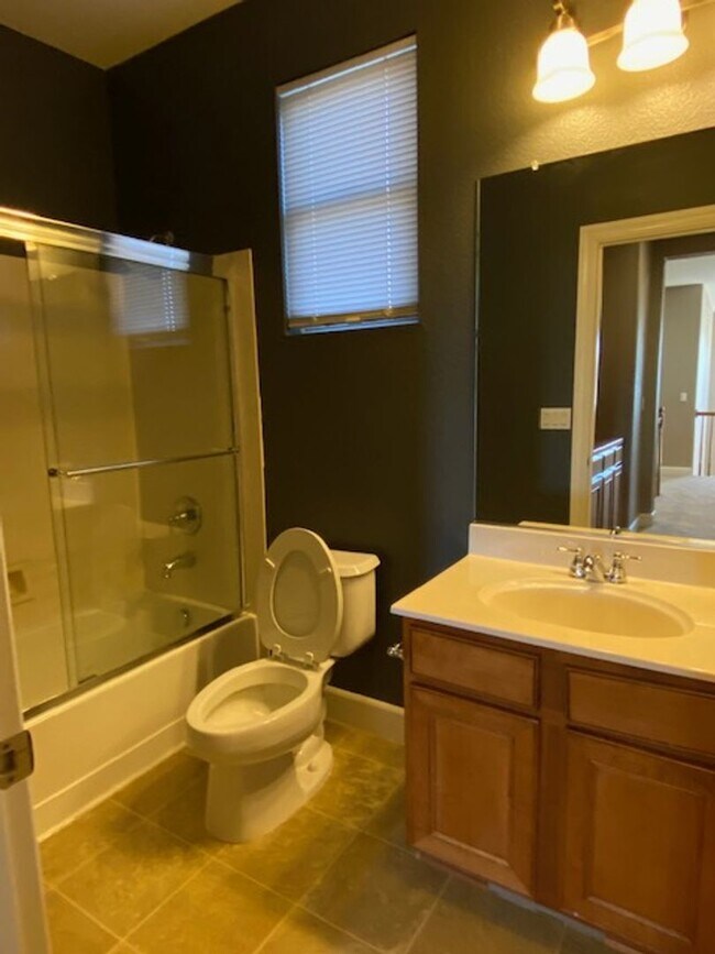 Building Photo - Lincoln Crossing 6 bedroom home with new c...