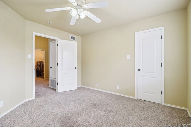 Building Photo - 606 Mesa Ln