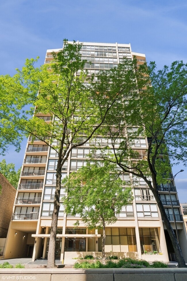 Building Photo - 1540 N La Salle Dr