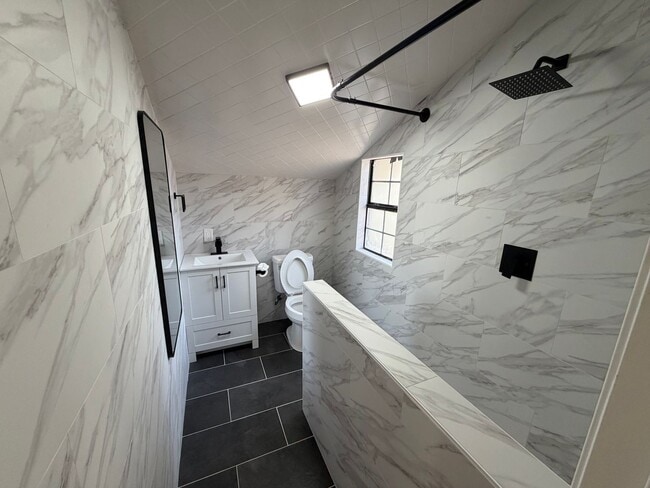 Building Photo - 2016 E 11th St