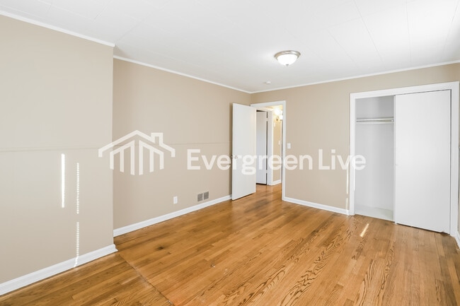 Building Photo - 6701 Fairway Dr