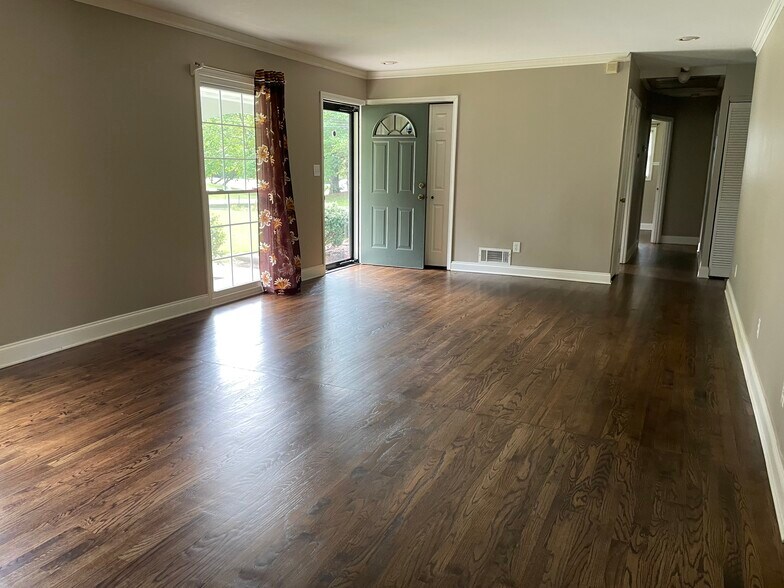Building Photo - 956 Seville Dr