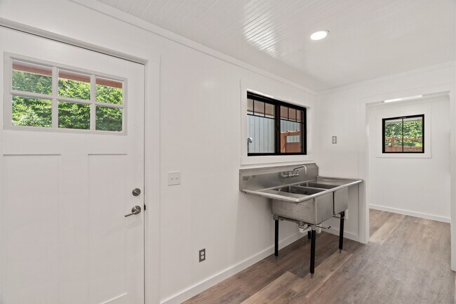 Building Photo - 709 Grand Ave