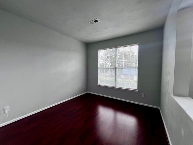Building Photo - Charming Lakefront Townhome