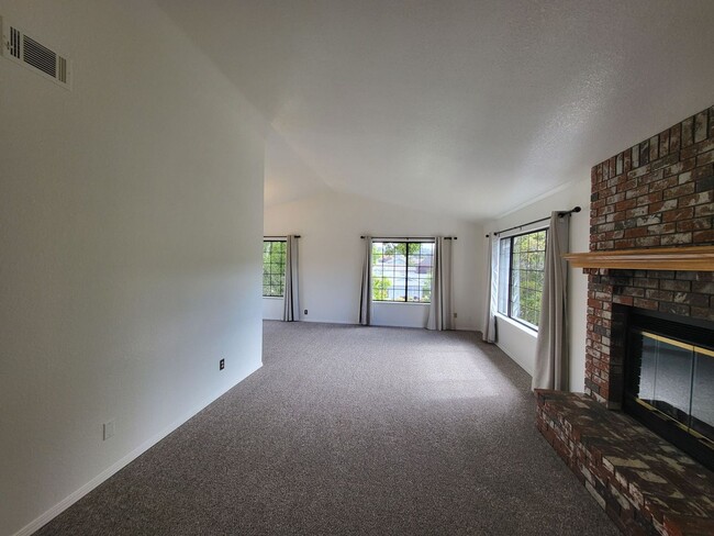 Building Photo - 1095 Robin Cir