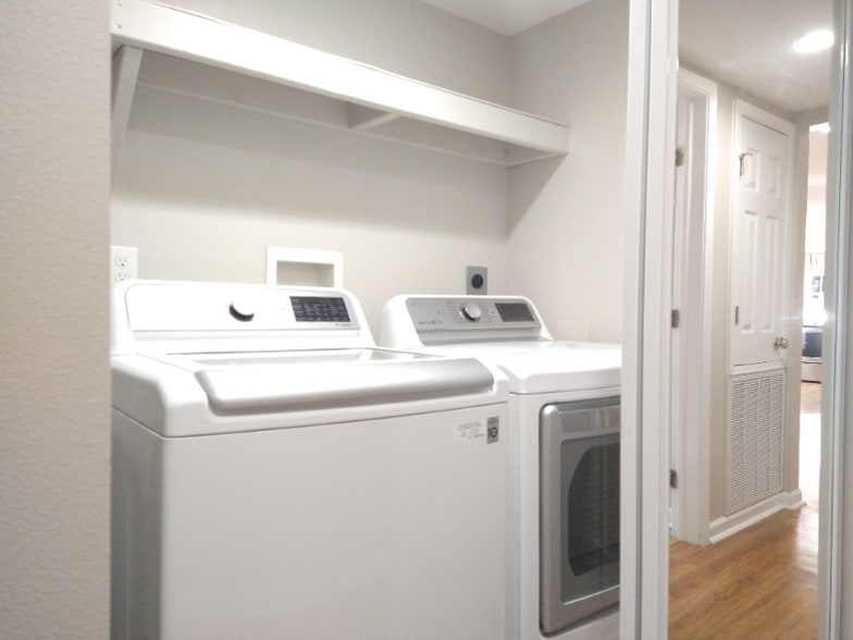 Building Photo - 6250 Bellaire Dr