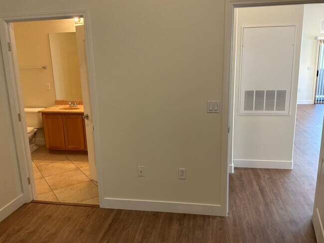 Building Photo - 2 bedroom 2 bathroom Condo