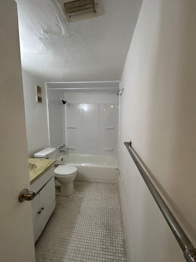 Building Photo - 1221 Kennedy Rd