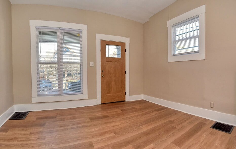 Building Photo - Newly Remodeled 3BR/1.5BA Townhome - Bates Hendricks
