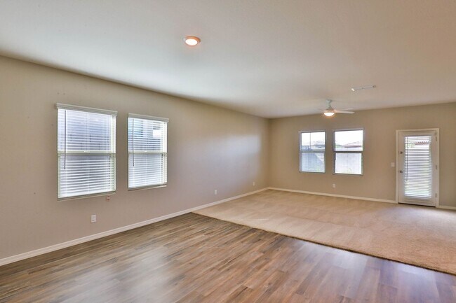 Building Photo - Spacious 4 bed 3 bath