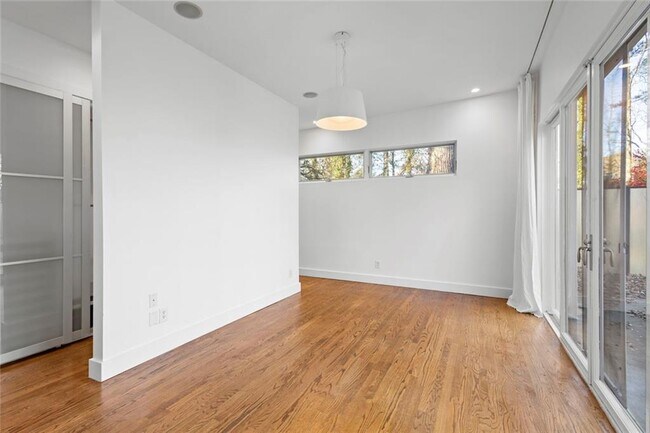 Building Photo - 935 Custer Ave SE