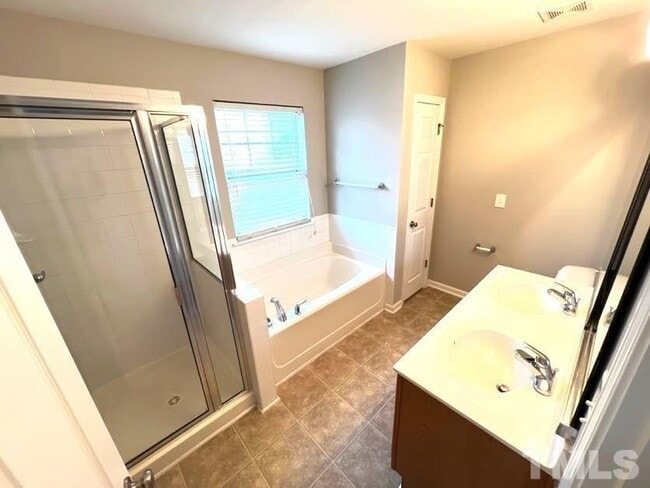 Building Photo - End Unit Townhome for Rent