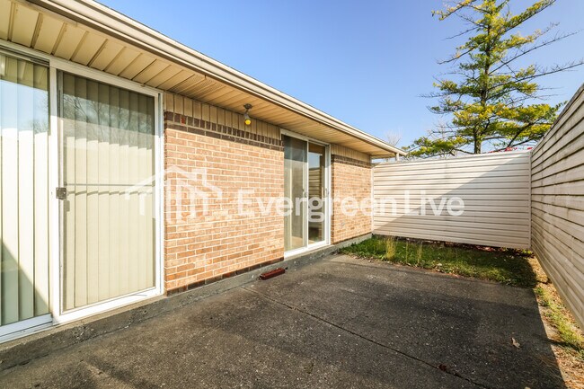 Building Photo - 5630 Troy Villa Blvd