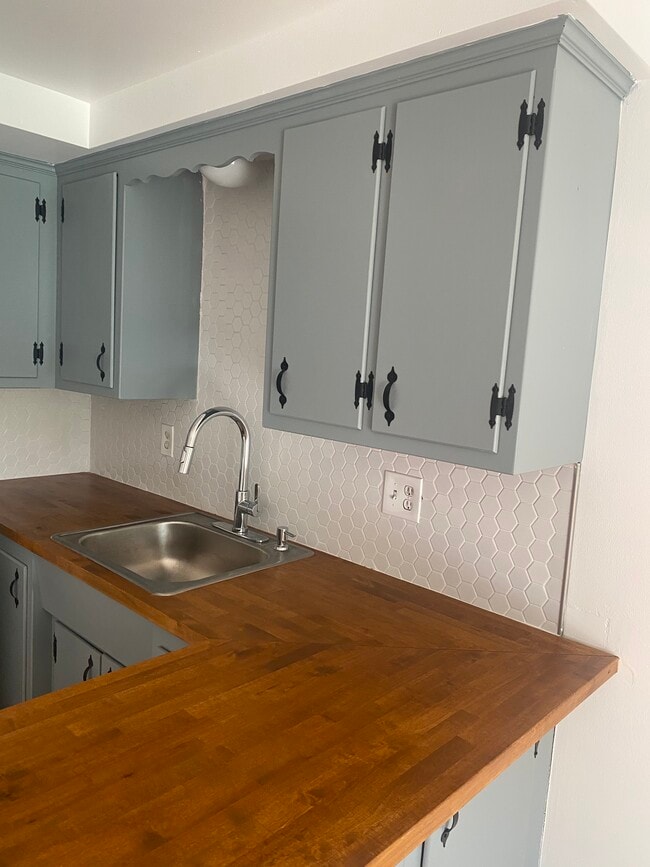 Building Photo - 1630 N Pontiac Trl