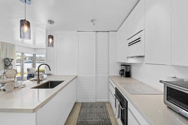 Building Photo - 561 Bayshore Dr