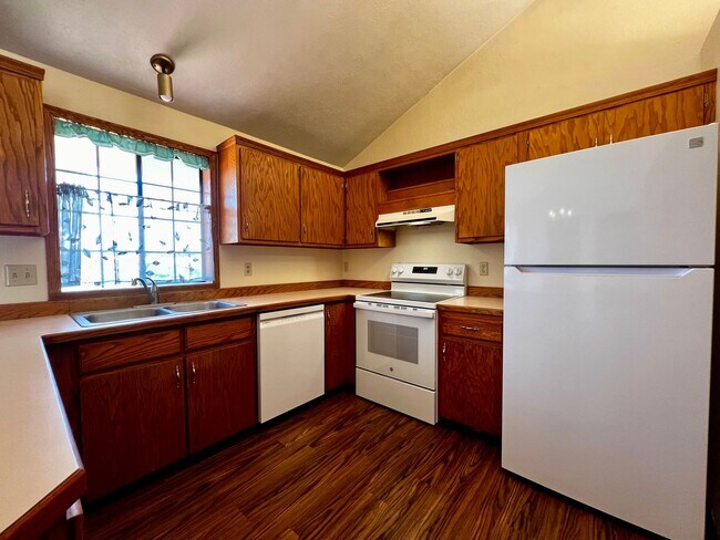 Building Photo - Move in special - $150 off first month's rent!