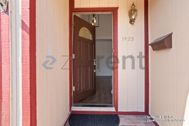 Building Photo - 1425 Valerie Ln