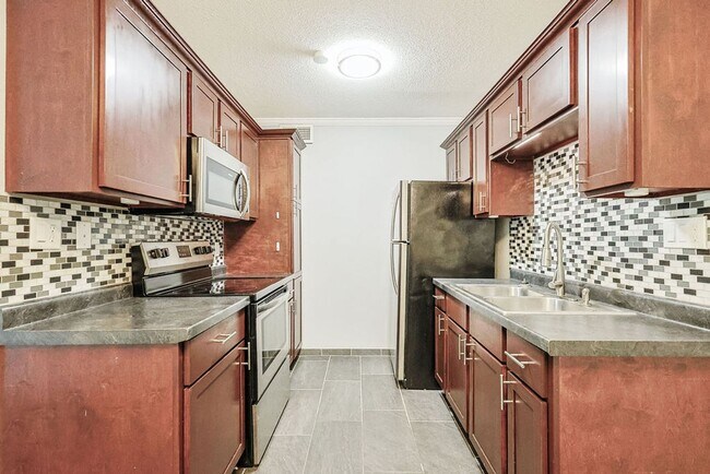 Building Photo - Spacious 2BR/1BA in Pembroke Gardens!
