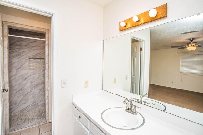 Building Photo - 1407 Elkhart Ave